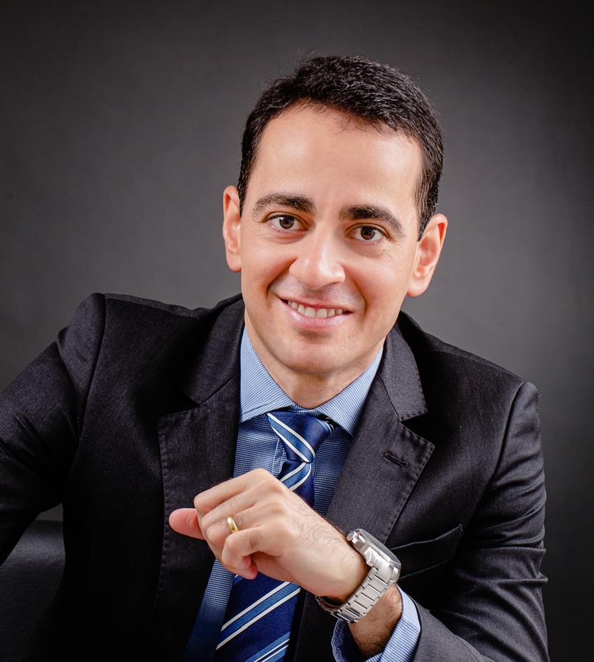 Dr. Lucas Viana em retrato de estúdio, cardiologista em Rondonópolis