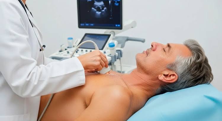 Médico posiciona o transdutor sobre o tórax de um paciente para realizar um ecocardiograma